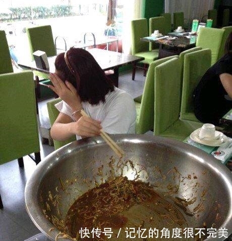 |搞笑图片幽默段子笑话:?大哥你扫的可不是垃圾,是纸币呢,哈哈