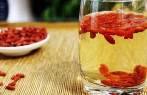 菊花|枸杞和此物是“天生一对”,如果能连喝7天,肝脏会更健康