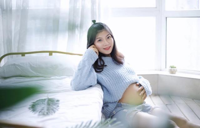 孕肚照|孕妇拍孕肚艺术照发朋友圈,没得到祝福和点赞,反被指责不检点
