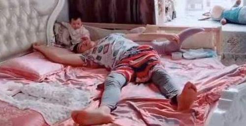 妈妈|宝爸哄娃睡觉,醒后娃“丢了”,看到这样的反应,才知娃是亲生的