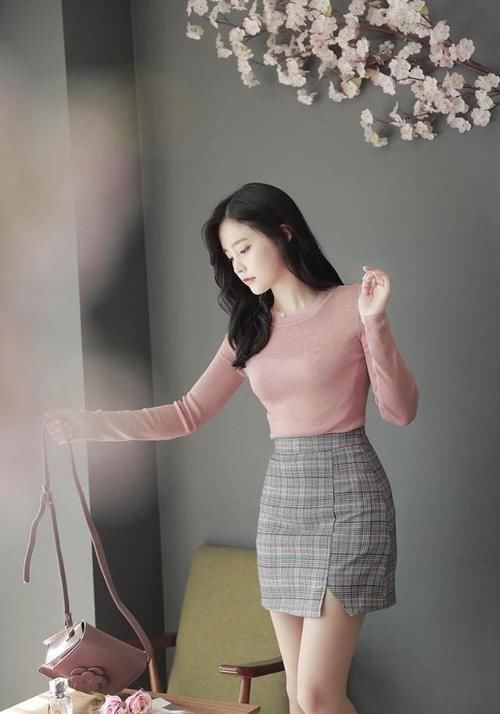 美女穿搭:粉色针织打底的青春减龄, 更苗条