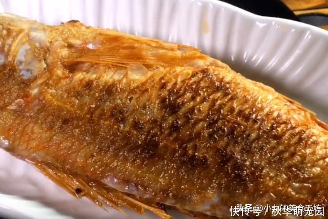 不管煎什么鱼,千万不要直接下锅,多加这一步,鱼不粘锅更鲜嫩