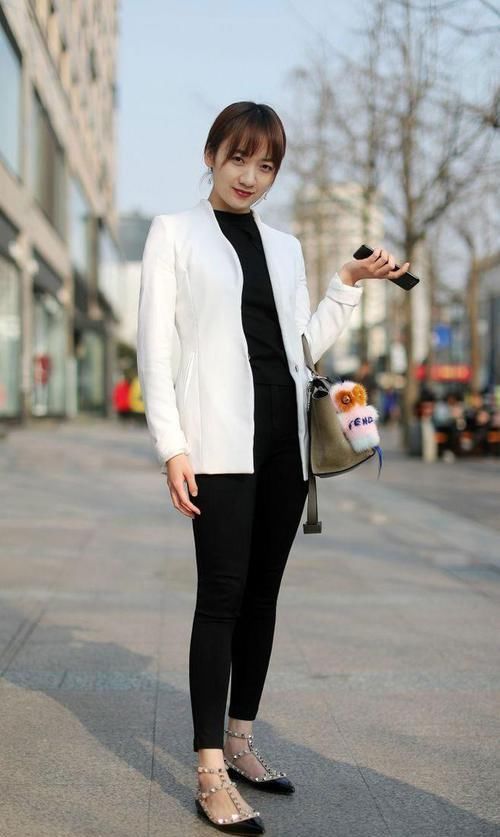 街拍小姐姐衣身上涂鸦般的花纹为整件衣服增加了青春的活力