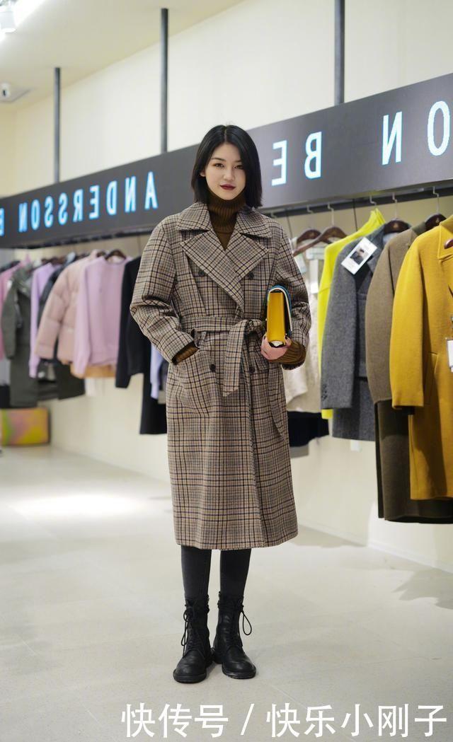 橘色|橘色修身短袖,搭配白色半裙热裤,精美时尚又显得十分的优雅大气