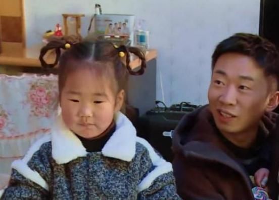 年轻|“帅气”姥爷火了,出门带娃溜达引关注,网友:这明明是父子俩