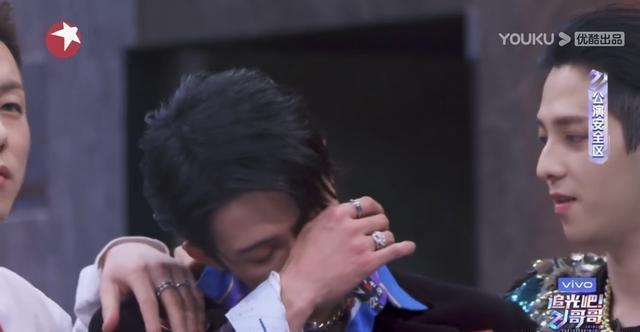 火药味|刚上流量?《追光吧!哥哥》杜淳唱蔡徐坤代表作挑战李汶翰