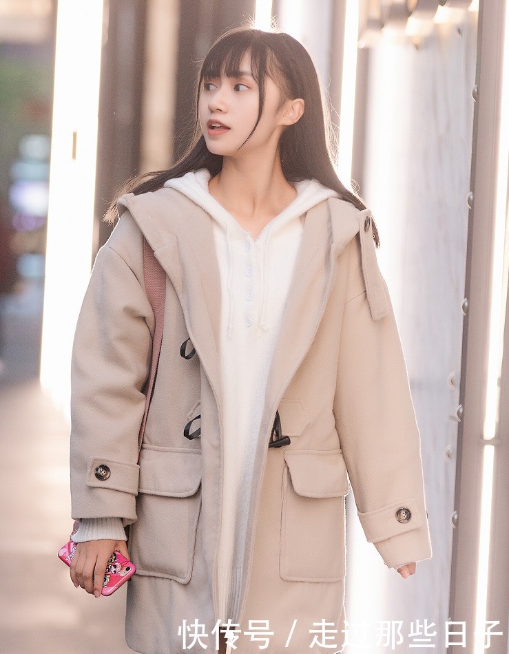  小姐姐|街头可爱的小姐姐，一头长直发很有美少女的感觉！