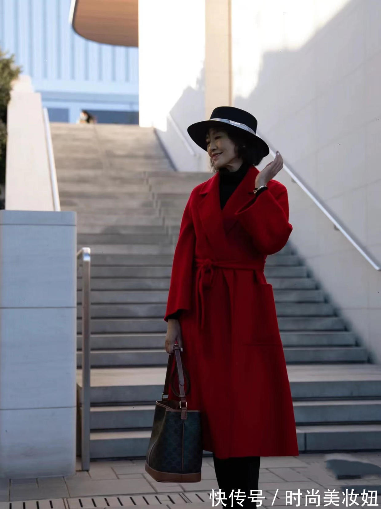 穿搭|真正见过世面的女人,穿衣简洁又高级,这位60岁奶奶气质真高雅