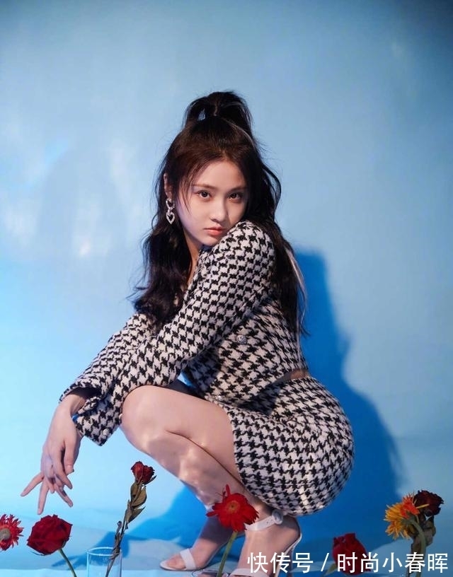 千鸟格|华为小公主姚安娜真放得开,穿千鸟格连衣裙前面优雅,后背惊艳