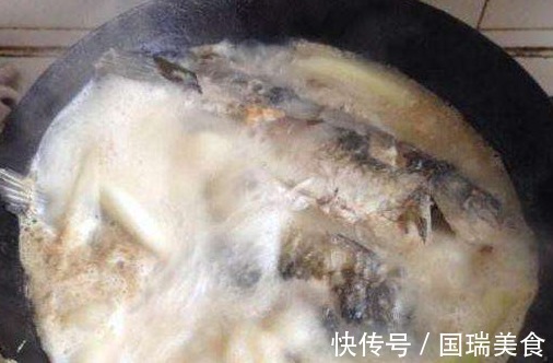 料酒|炖鱼时,去腥最忌用料酒!只需“1黑2白”,汤浓味鲜,营养美味
