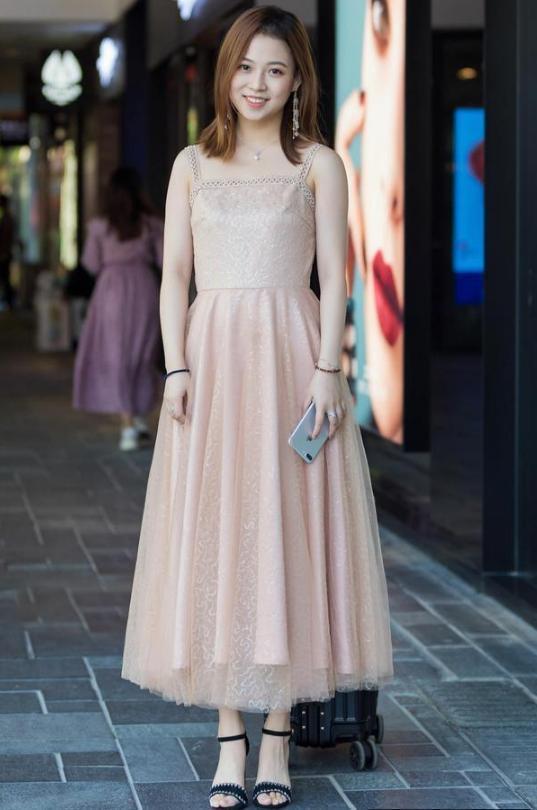 街拍:美女身穿吊带长裙,素雅的色调清新温婉,尽显优雅靓丽美