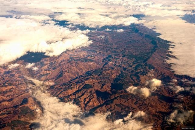 太阳 太阳不管什么物质组成,只要质量足够大,最后都能达到等离子状态