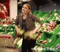 |搞笑GIF:兄弟 对不住了 等我结婚的时候你记得过来