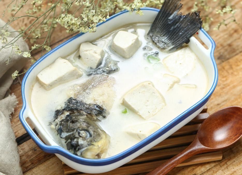 炖鱼汤,用凉水还是开水?掌握3个窍门,鱼汤奶白又鲜美,没腥味