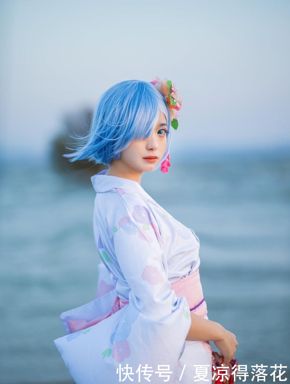 萌妹|Reo蕾姆海边COS,身穿和服眼神无辜,赤着小脚的她邀请你“玩耍”!