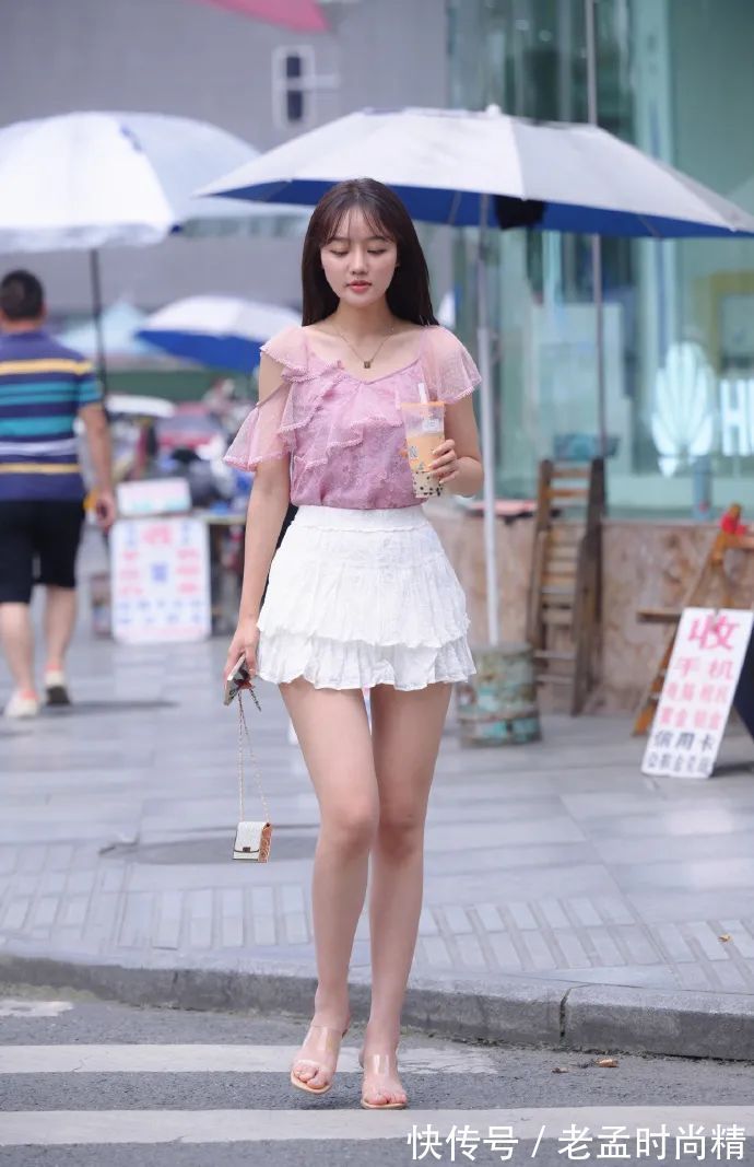 时尚|穿白短裙的时尚女生, 灵魂因你而有了寄托