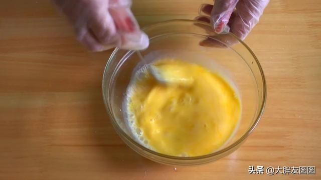没秤,没打蛋器,没烤箱,如何做出蓬松的无油蛋糕?