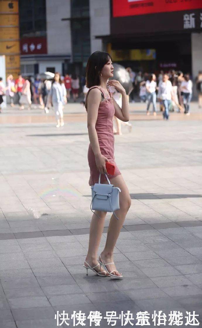 职业装 美女职业装搭配一双黑色高跟鞋,不但很有气质,而且丝毫不会逾越