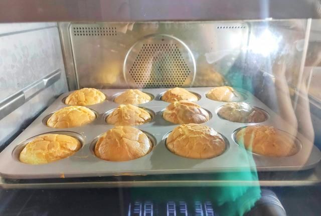 外酥里嫩的糯米蛋糕，不粘模具放心大胆做起来，甜而不腻太好吃