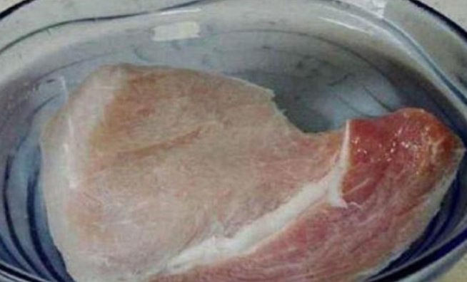 融化肉的时候，先不要用水泡，教你“三招”，快速融化，像新鲜的肉一样