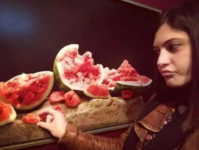 绘画家|大师运用超写实的创作手法,画沙瓤西瓜太逼真,美女忍不住想拿
