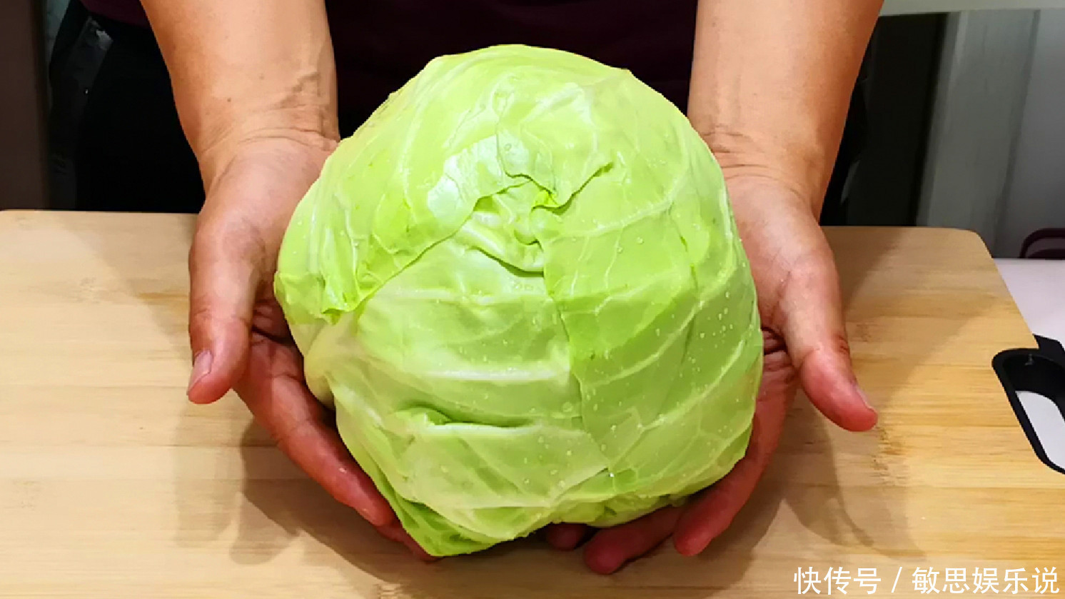 鸡蛋|夏天,包菜别再炒着吃,加2个鸡蛋,出锅比肉还香,上桌瞬间扫光