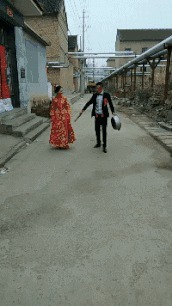 |搞笑GIF:吃货妹子真是伤不起啊,坐个席拿这么大的袋子呢