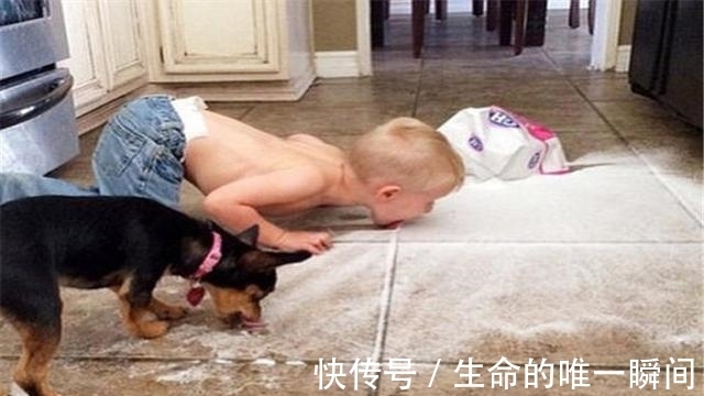 小熊娃|熊孩子在爸爸洗澡时偷拍,照片传到家长群,网友:爸爸真哭了