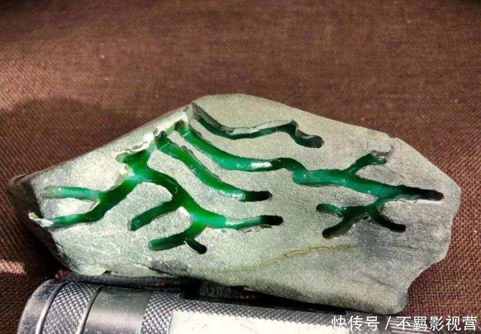 放置3年无人看上的原石,姑娘自信拿下,开窗爆满色,切开后呆了