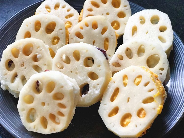 家里来客人就用这道菜来招待，外酥里嫩入口脆爽，做法也很简单