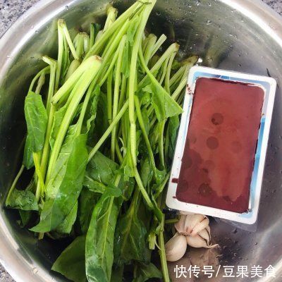 这道#元宵节美食大赏#鸭血炒菠菜比大厨做的还好吃