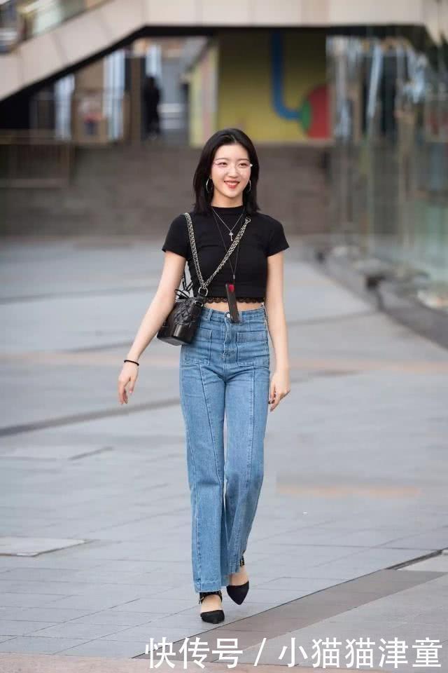 时尚|街拍淑女风尚的时尚小美女,休闲西装搭配牛仔裤,显得高贵而优雅
