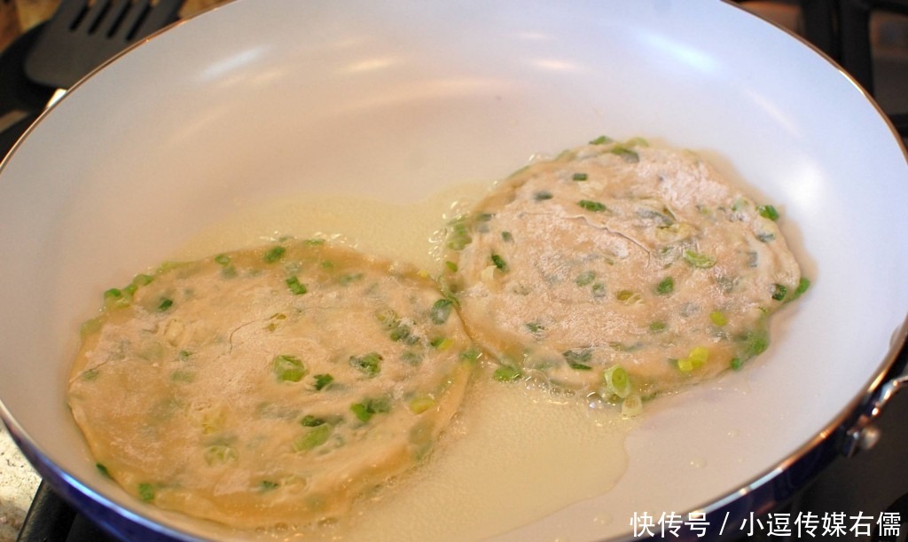  轻松|超级外酥里软的葱油饼！不用发酵，新手也能轻松搞定！