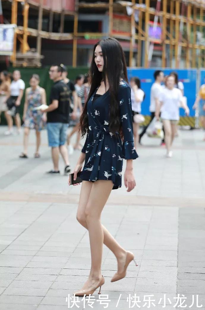 紧身裤|小姐姐挽起裤脚搭配一双高跟鞋,可以让她非常的吸睛