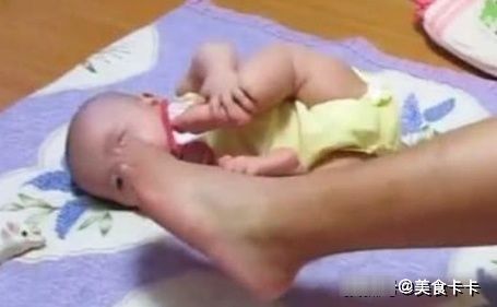 臭脚|爸爸将他的臭脚伸到宝宝面前,宝宝的反应真的是,让人笑喷了