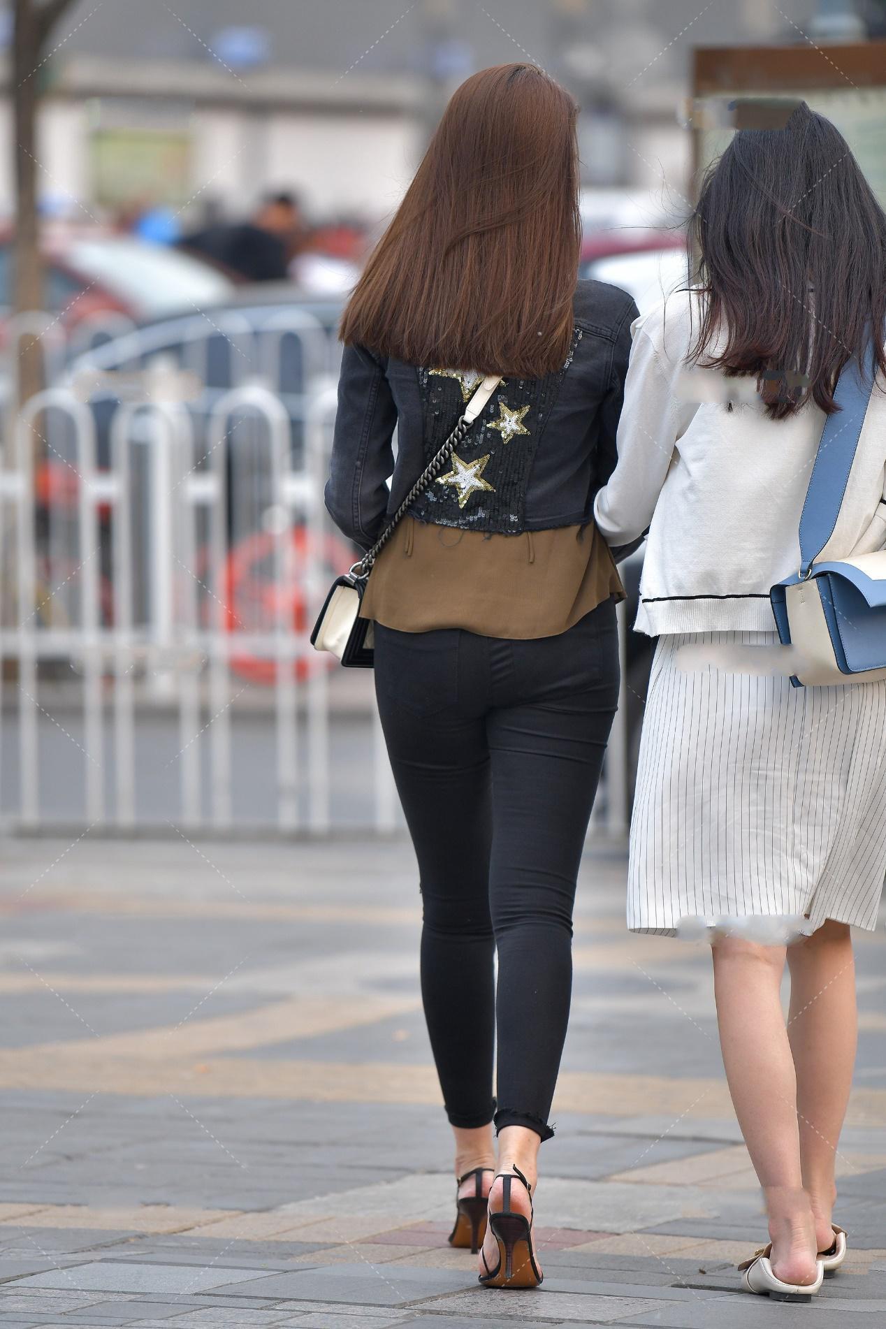 以选择一|小款牛仔外套, 搭配黑色破洞裤, 休闲又不失时尚