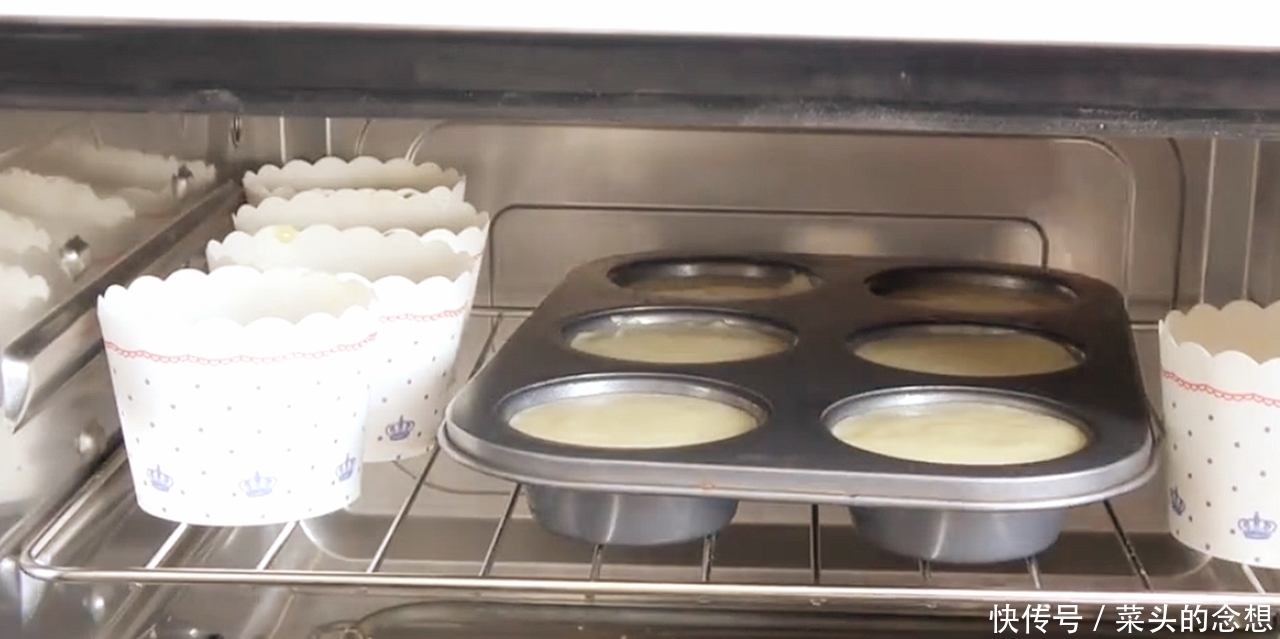 想吃小蛋糕不用买，4个鸡蛋半碗面粉，教你简易做法，蓬松又香甜