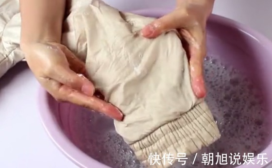 外套上沾了油污难清洗奶奶教我用这招，只需1分钟轻松洗干净