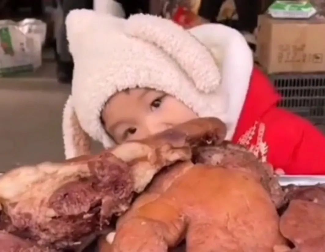 家长|“贪吃宝宝”走红,菜市场偷啃猪头肉和腊肠,老板看见却笑得不行