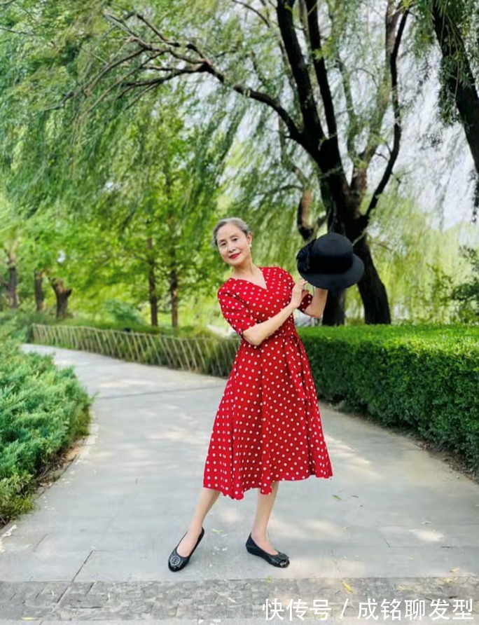 中老年人|被这位奶奶的装扮圈粉,70岁高龄穿半身裙配高跟鞋,美丽优雅时尚