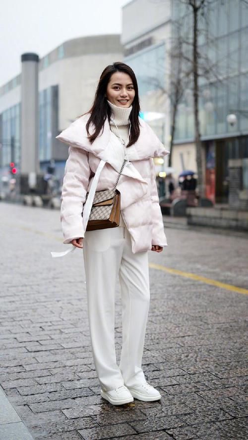 今年火了一种“接地气”的穿法，叫：运动鞋+长裤，休闲又时髦！