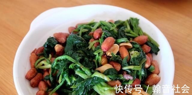 女儿生日,妈妈做了一桌菜,还有一个大蛋糕,满满的都是爱