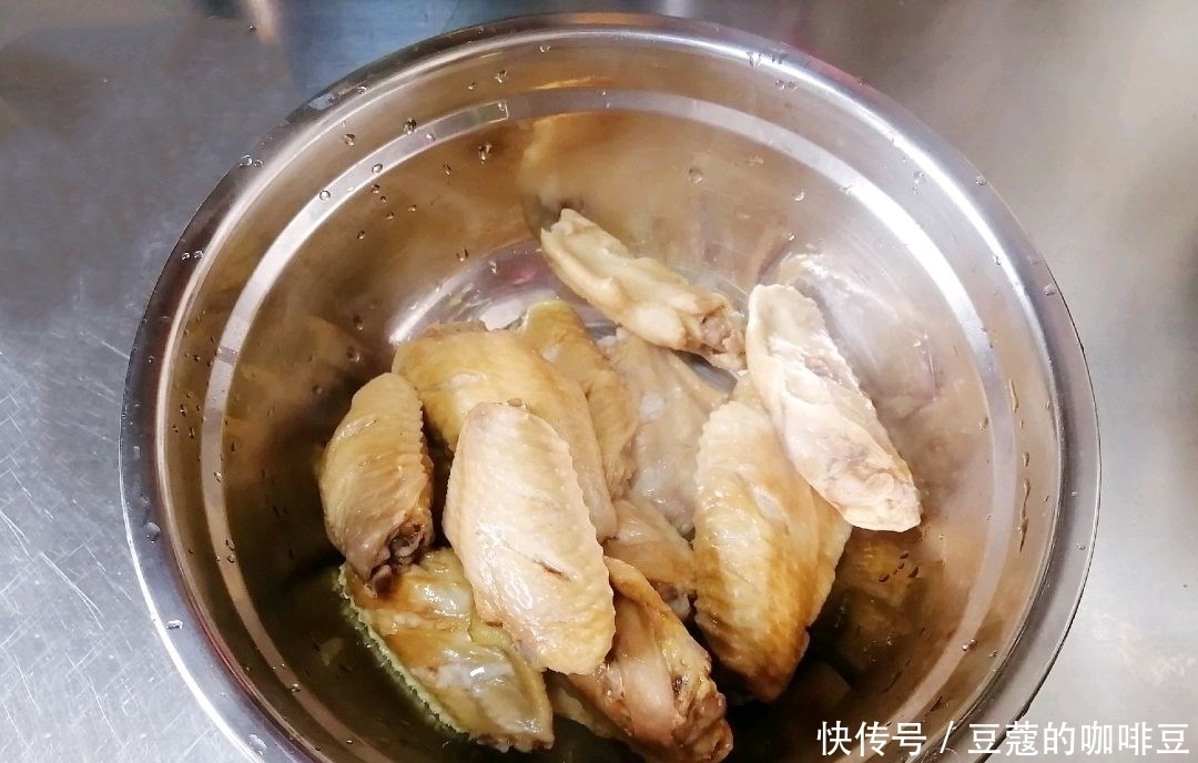 还在吃红烧鸡翅吗,这才是做鸡翅的王道,简单方便,老少皆宜