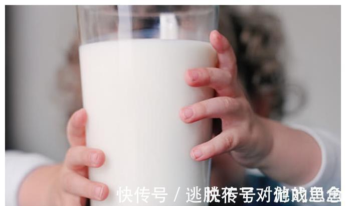 喝牛奶|7岁男童连续2年睡前喝牛奶，身高仅114厘米，医生，愚蠢害了