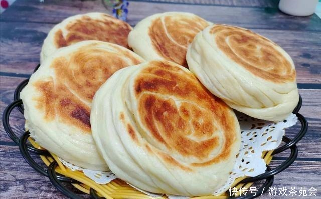 爱吃发面烙饼的收藏了,试试这样做,非常好吃,我家一周吃好几次!