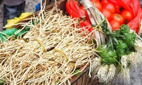 碱性|女性过了45岁,要多吃3种碱性食物,帮你补充雌激素,皮肤水嫩