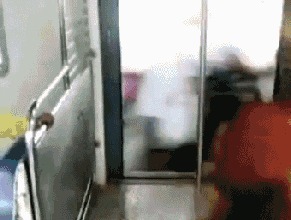 |搞笑GIF：姑娘 虽然你长得挺好看 但你进门的样子我还是笑出了声