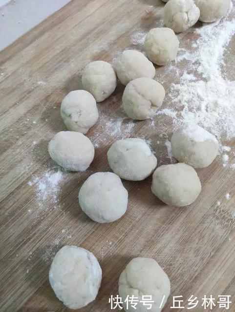 炸糖糕家常做法,简单易学,外皮金黄又酥脆,个个空心不流糖