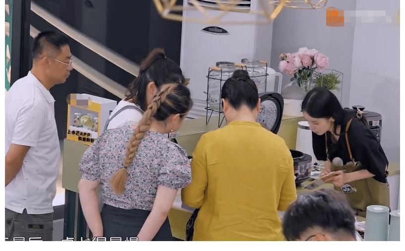 中餐廳5|《中餐廳5》營業(yè)，周也接客卻不扎頭發(fā)，手忙腳亂的背后滿是無奈