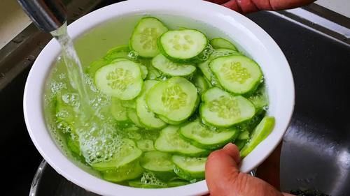 炒黄瓜时，最忌直接下锅炒，大厨：多加1步，黄瓜清脆爽口更入味